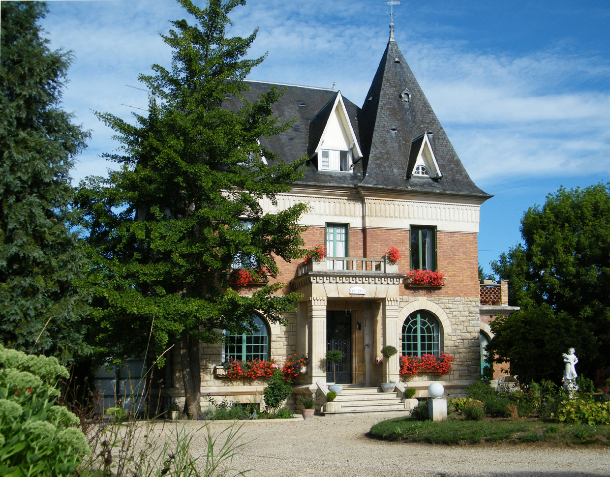 FACADE PRINCIPALE | villa les iris – st félix – chambres d'hôtes
